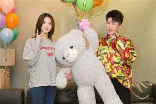 娱乐圈吃瓜背景图,揭秘幕后真相，吃瓜群众围观大戏